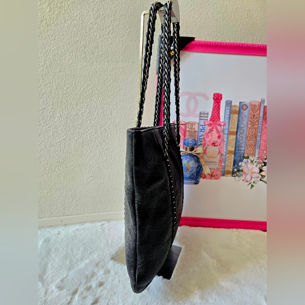 Chanel Luxe Ligne Tote Bag - Picture 5 of 16
